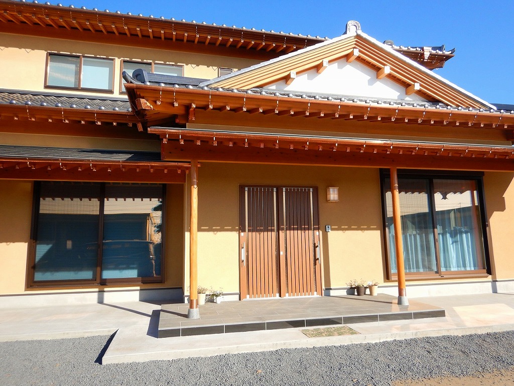 入母屋化粧屋根の家